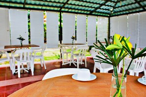 Daily continental breakfast for a fee - Hotel Oceanic Lodge (Tonsupa)