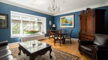 Chambre, 1 très grand lit (Walter S. Monroe Deluxe Suite) | Literie de qualité, décor unique, ameublement unique, bureau