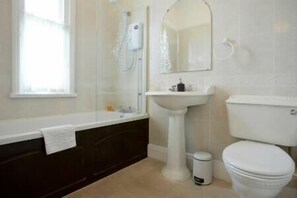 تجهيزات دش، مستلزمات مجانية للعناية الشخصية، مجففات شعر، مناشف