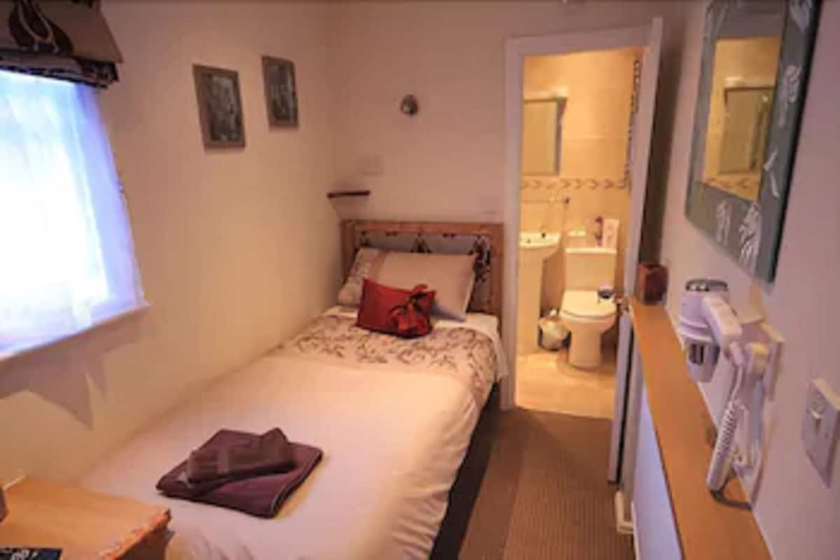 Single Room | Iron/ironing board (on request), bed sheets
