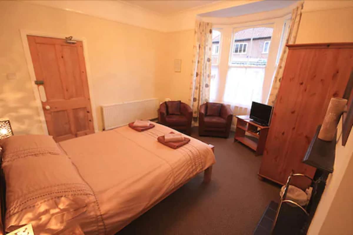 Classic Double Room | Iron/ironing board (on request), bed sheets