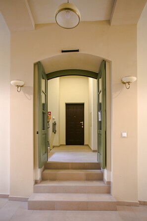 Property entrance - Friendhouse Apartments - Train Station Area (Kraków)