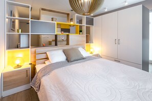 Deluxe Studio | Premium bedding, individually decorated, individually furnished, desk - Friendhouse Apartments - Train Station Area (Kraków)