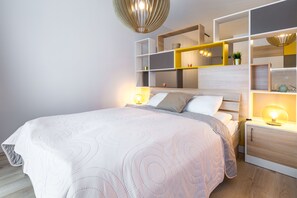 Premium bedding, individually decorated, individually furnished, desk - Friendhouse Apartments - Train Station Area (Kraków)