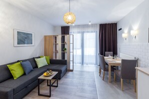 Premium Studio | Living area | Flat-screen TV - Friendhouse Apartments - Train Station Area (Kraków)