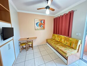 APT 128 | Living area | 32-inch LED TV with satellite channels, TV - DI ROMA FIORI VIA CALDAS (Caldas Novas)
