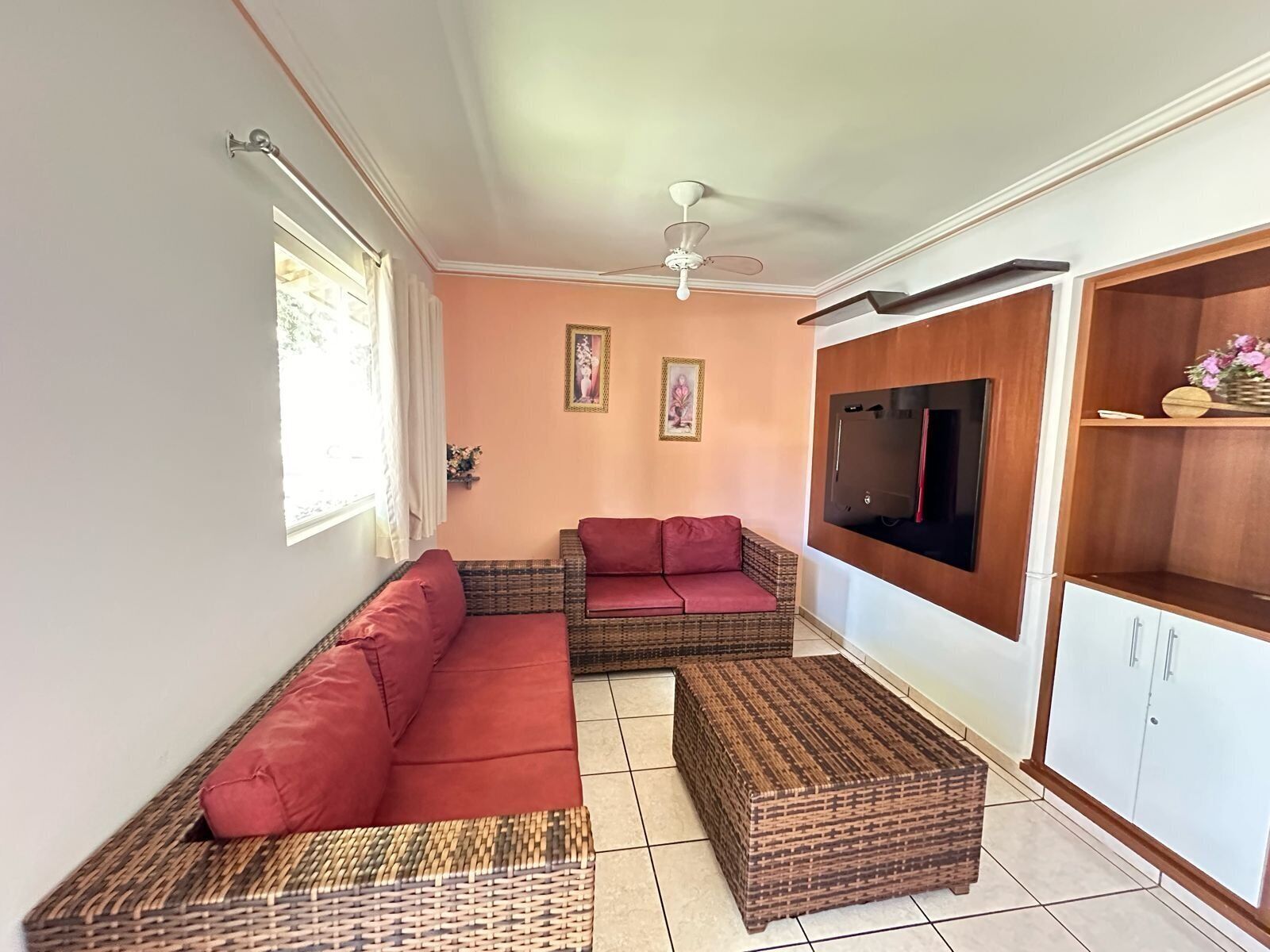 Apartamento (HOUSE 408) | Área de estar | TV LED 32 polegadas com canais via satélite, TV