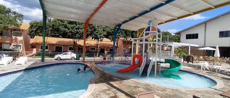 4 piscines extérieures