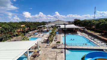 4 piscines extérieures