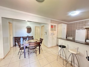 HOUSE 401 | Dining - DI ROMA FIORI VIA CALDAS (Caldas Novas)