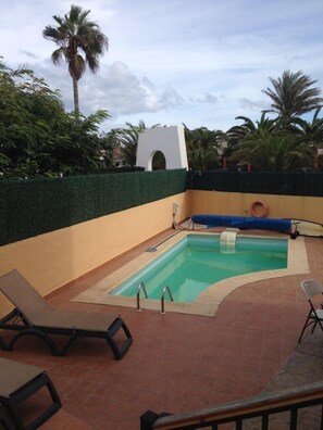 Außenpool, geöffnet von 08:00 Uhr bis 23:00 Uhr, Liegestühle