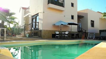 Outdoor pool, open 8 AM to 11 PM, pool loungers
