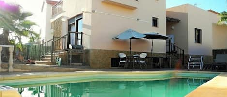 Piscina externa, funciona das 8h às 23h, espreguiçadeiras