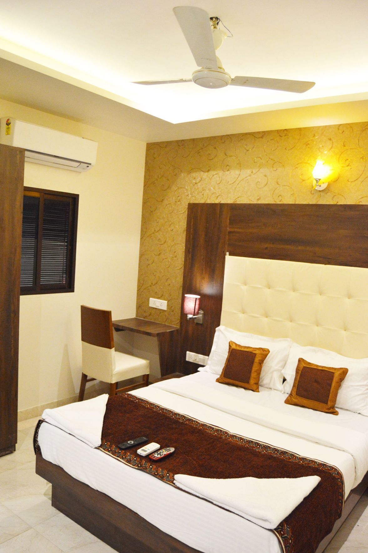Premium bedding, in-room safe, free WiFi