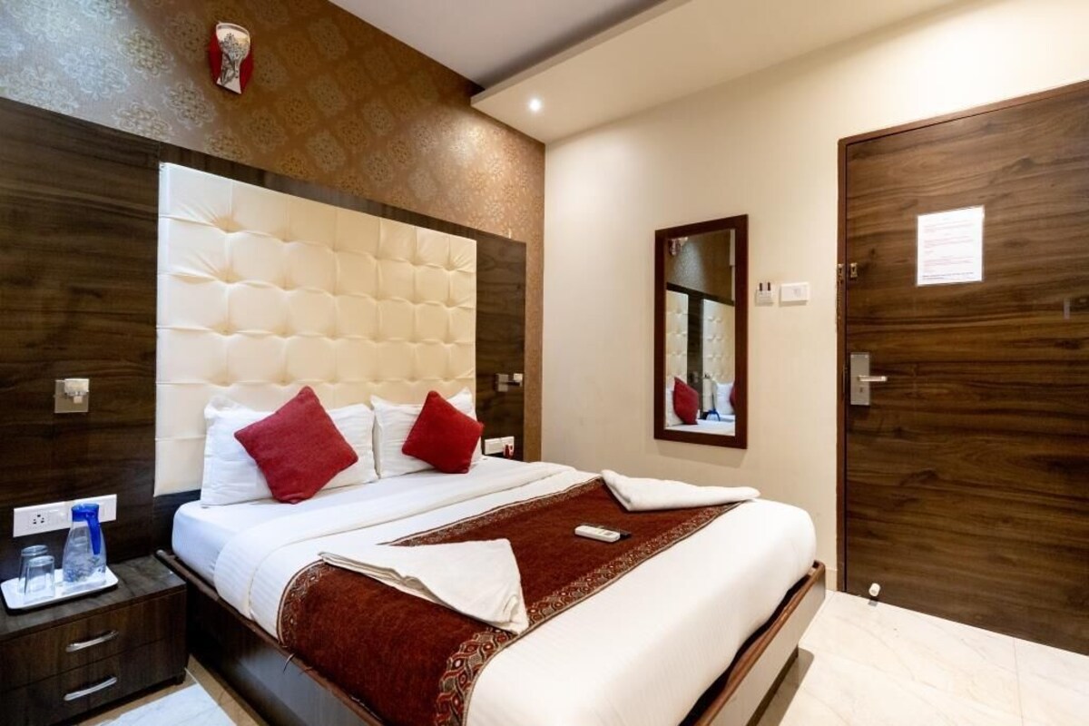 Premium bedding, in-room safe, WiFi (free)