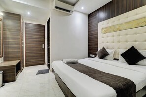 Deluxe Double Room | Premium bedding, in-room safe, free WiFi - Hotel AK International (Mumbai)