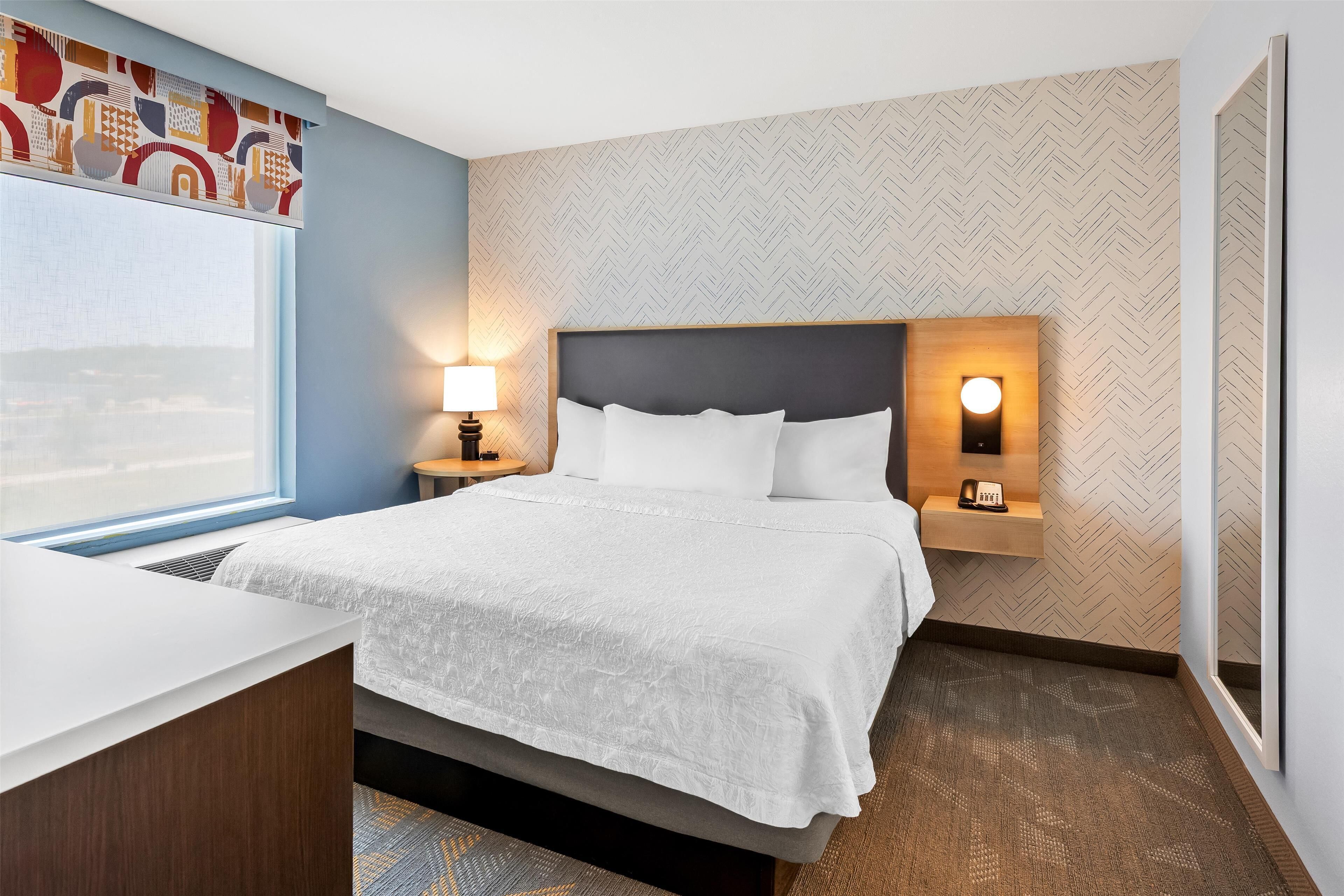 Zimmersafe, Schreibtisch, Bügeleisen/Bügelbrett, kostenlose Babybetten