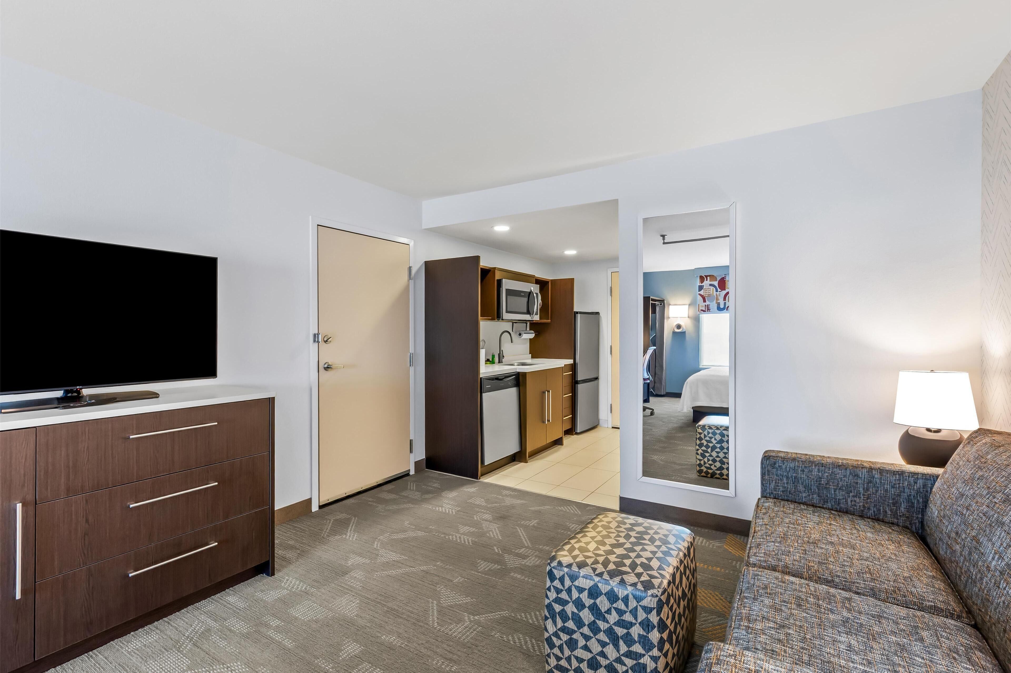 suite, 1 king bed, accessible, non smoking (w/ bathtub) | living area | 42-inch lcd tv with cable channels, tv