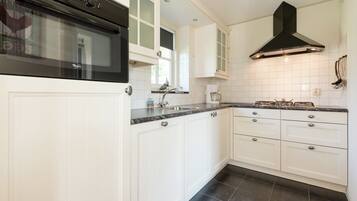 Een koelkast, een magnetron, een kookplaat, een vaatwasser