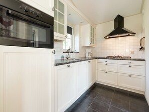 Fridge, microwave, stovetop, dishwasher - Holiday Home near Lutjestrand Beach (Hippolytushoef)