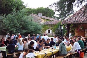 Outdoor dining - Spacious Dordogne Cottage (Gavaudun)
