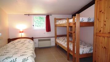 3 bedrooms, free WiFi, bed sheets