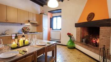 Frigorifero, piano cottura, seggiolone, freezer