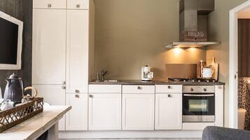 Een koelkast, een oven, een kookplaat, een vaatwasser