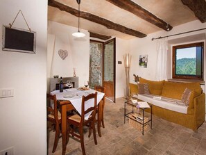 Een open haard en een tafeltennistafel