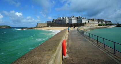 Retraite paisible dans un jardin, Epiniac
