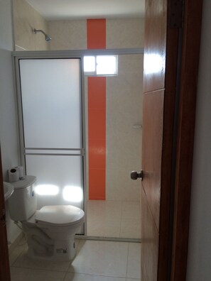 Apartamento familiar, 2 habitaciones | Baño | Ducha y toallas