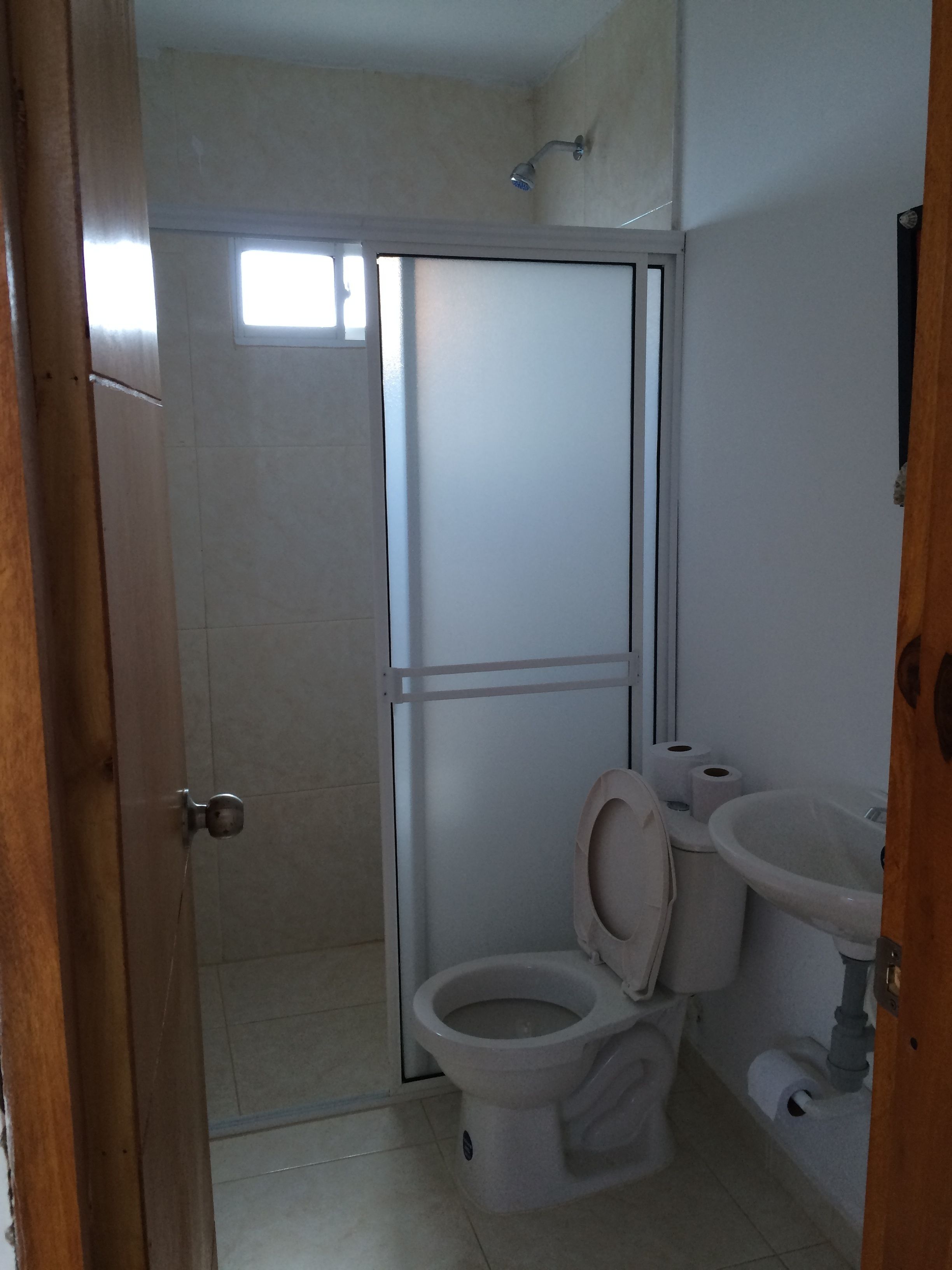 Un baño con inodoro, bidé y lavamanos.