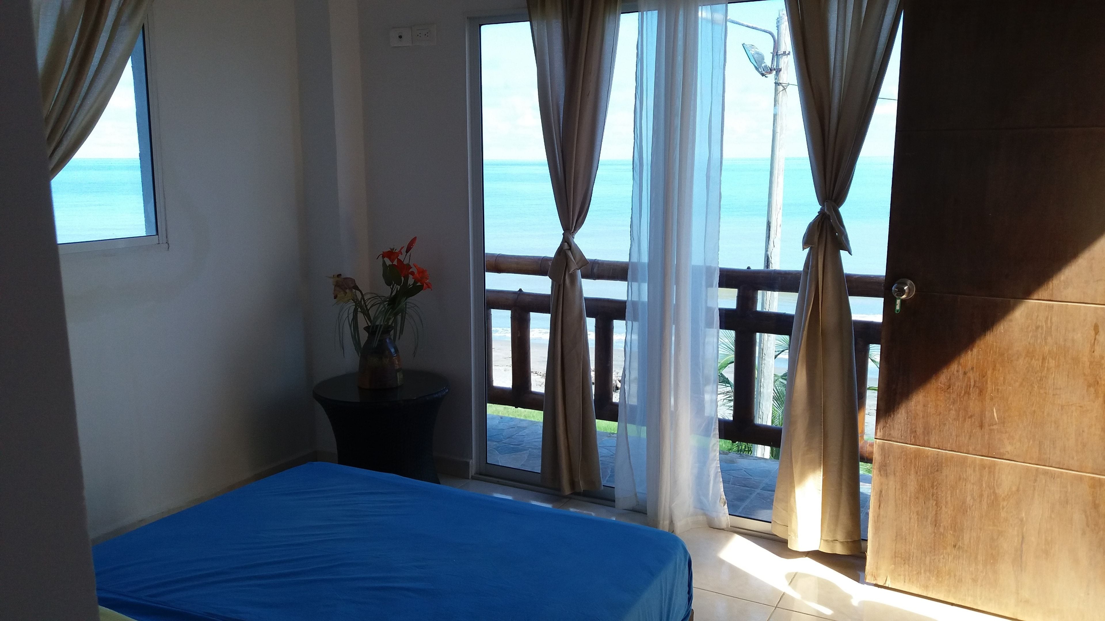 Habitación básica doble, balcón, vista a la playa | Ropa de cama 