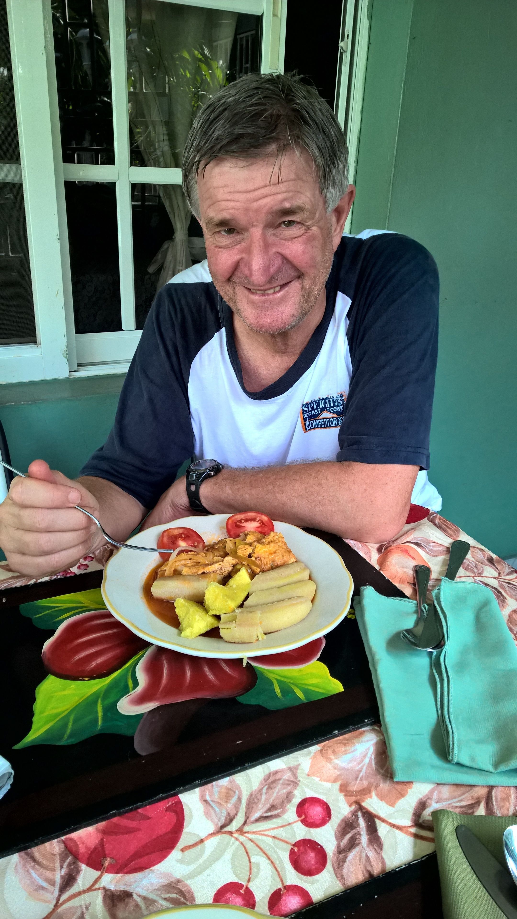 Serveert ontbijt, lunch, diner, lokale en internationale gerechten 