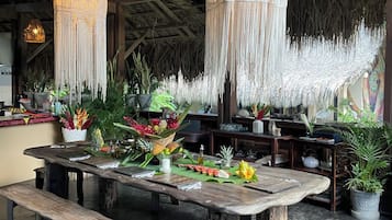 Breakfast, lunch, dinner served; local and international cuisine