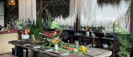 Phục vụ bữa sáng, bữa trưa, bữa tối, món địa phương và quốc tế