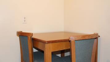 Superior Room, Kitchenette | In-room dining