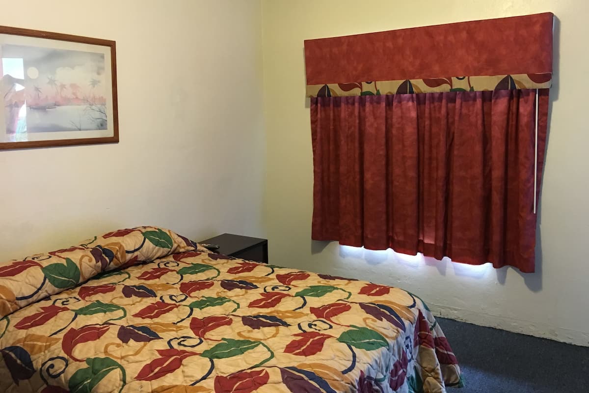 Escritorio, wifi gratis, ropa de cama