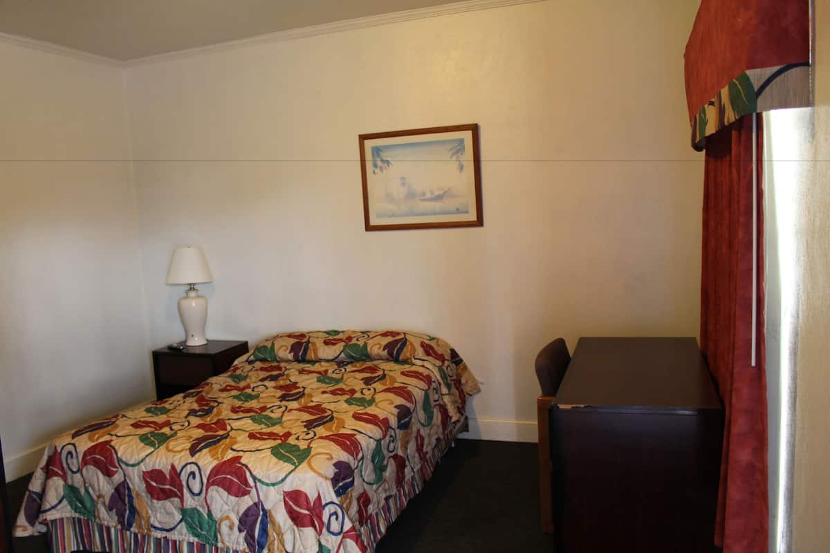 Escritorio, wifi gratis, ropa de cama