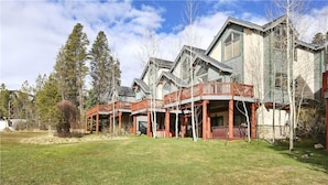 Ett stort hus med flera våningar, en framträdande veranda och ett överbyggt område.