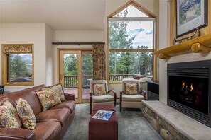 House, 4 Bedrooms | Living area