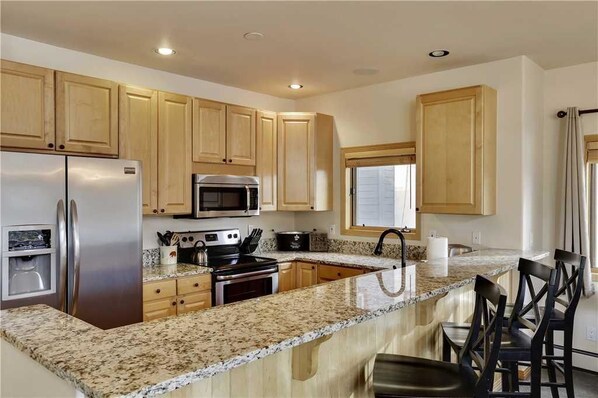 House, 4 Bedrooms | Private kitchen
