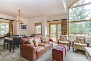 House, 4 Bedrooms | Living area