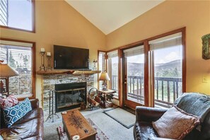 Living area - TYRA SKI IN OUT 4 BR Condo (Breckenridge)