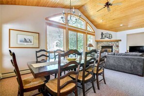 House, 4 Bedrooms | Living area