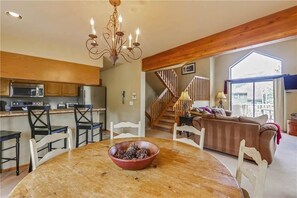 Maison, 3 chambres | Repas dans la chambre