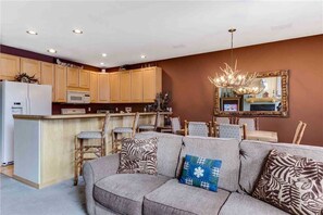 House, 4 Bedrooms | Living area