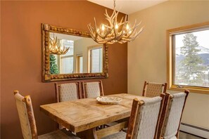 House, 4 Bedrooms | In-room dining