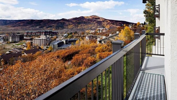 Ein Balkon mit Blick auf eine Stadt und Berge.