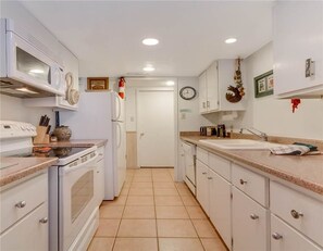 Apartment, 2 Bedrooms | Private kitchen
